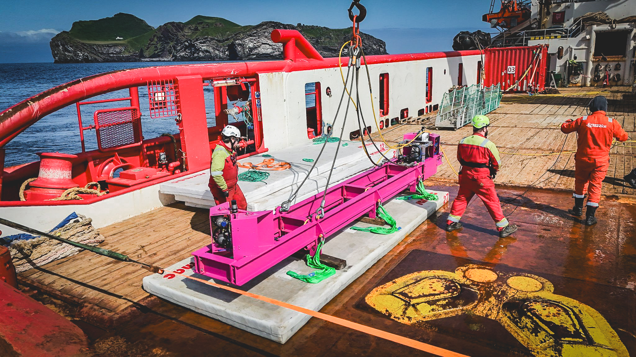 Matras installatie tool op de boot met werkers erom heen