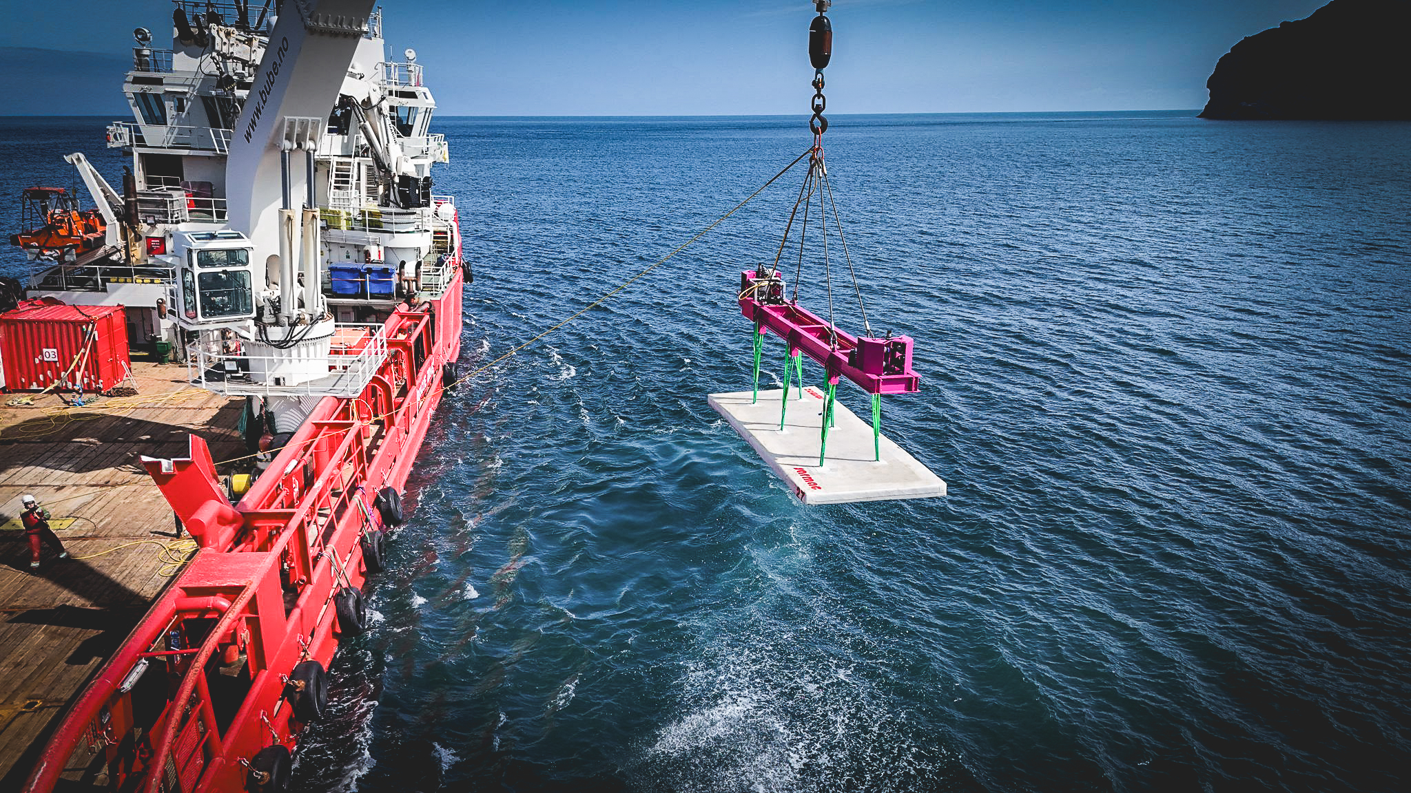 Tool wordt in het water gehezen