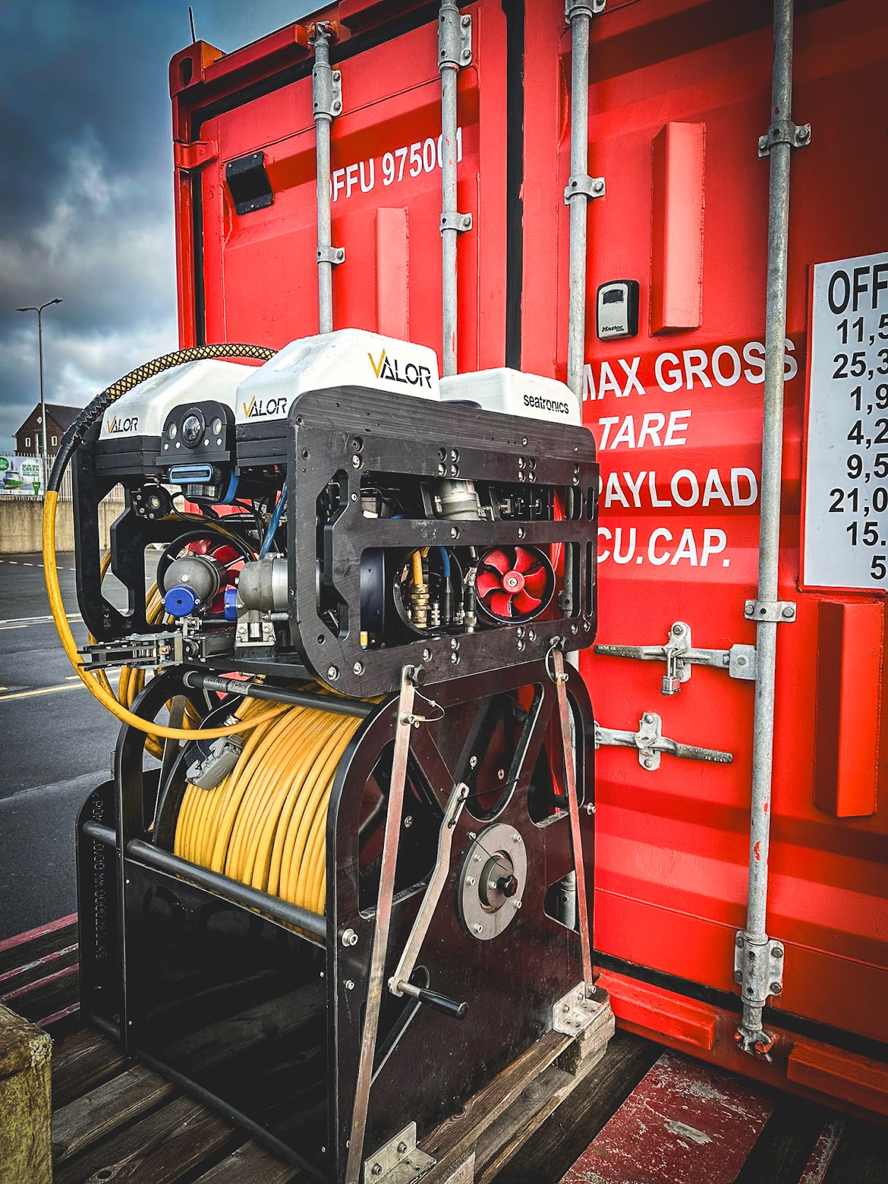 Man aan het werk in container met rov op voorgrond