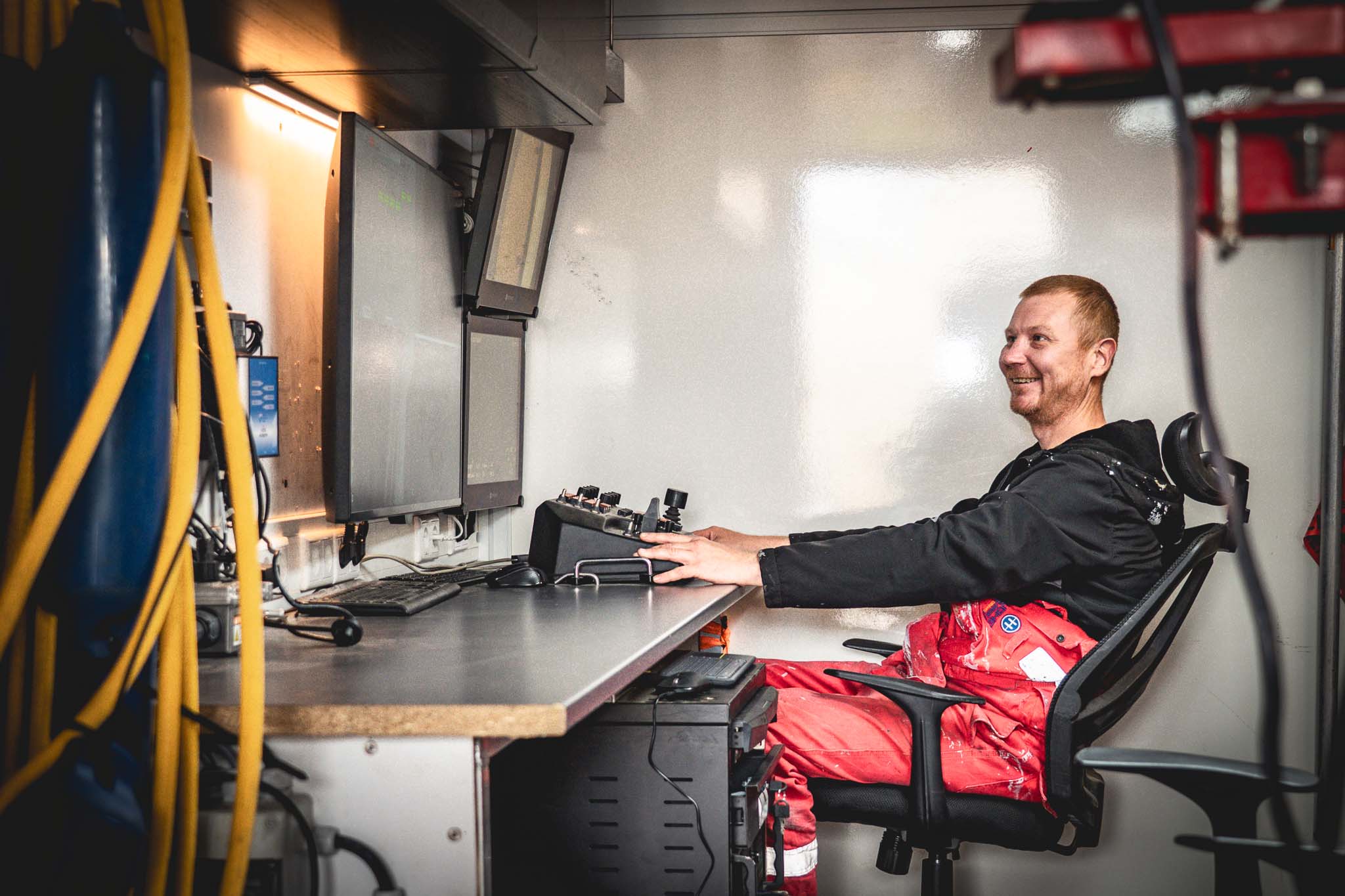Vrolijke man aan het werk
