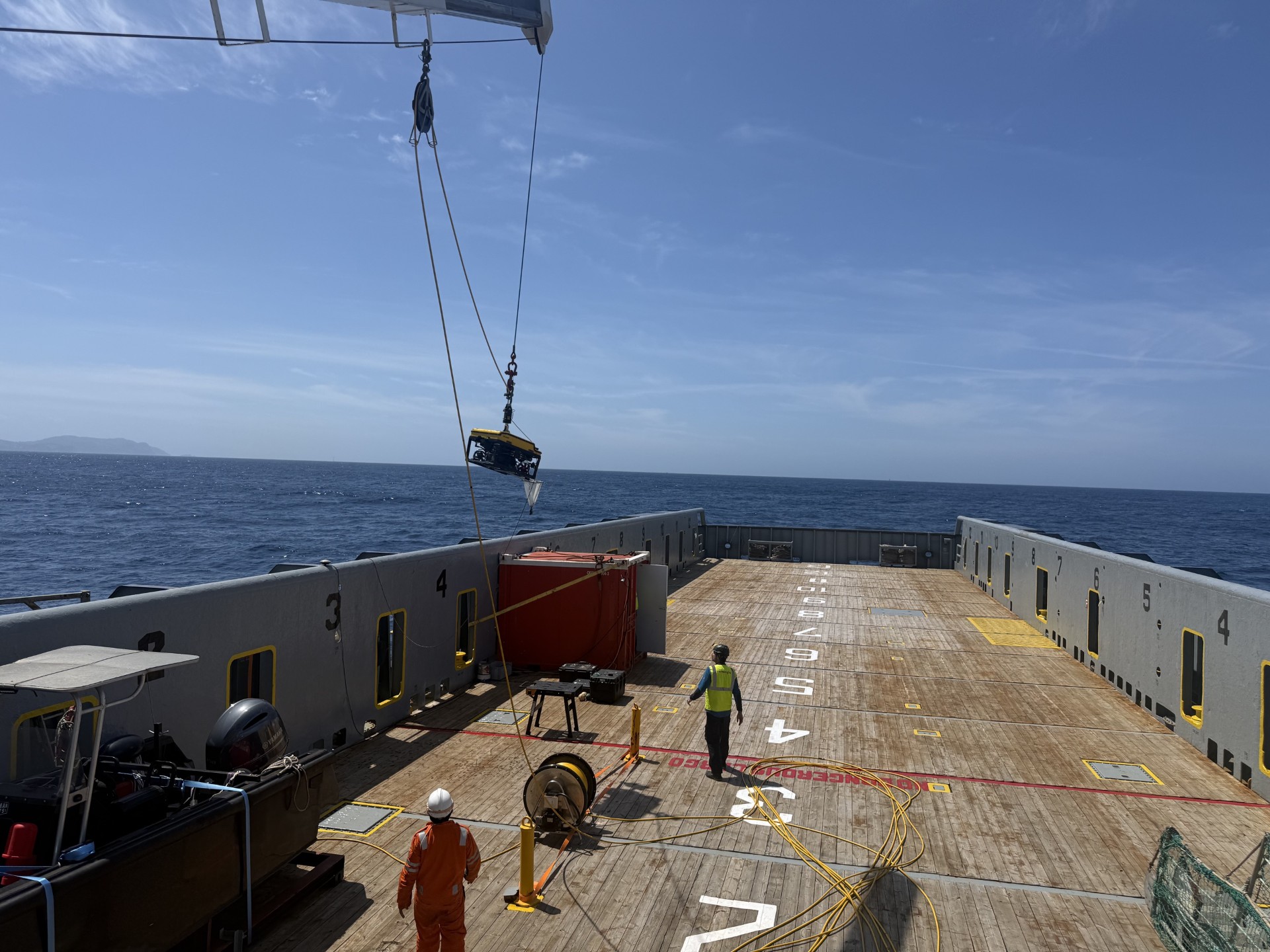 Boot IJsland met groene omgeving